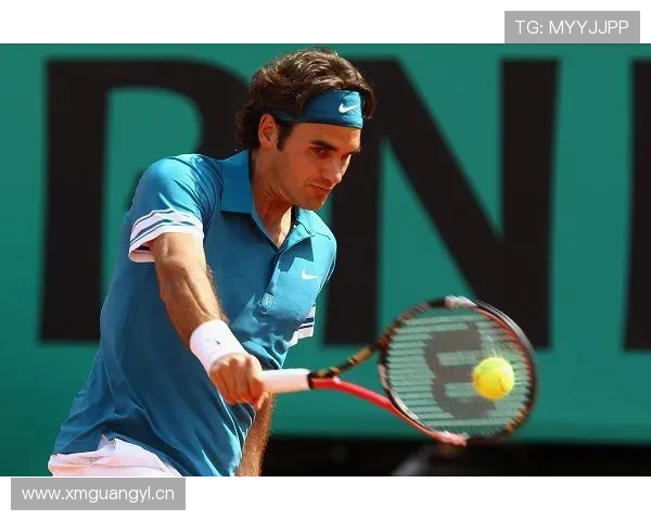 费德勒单手挥拍那架势，谁信他私下连洗碗都不手软？